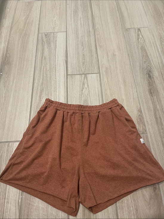 Vuori Pants - Vuori Boyfriend Dreamknit Mid Rise Lounge Shorts 3.5” Palo Santo Sz S VW3007